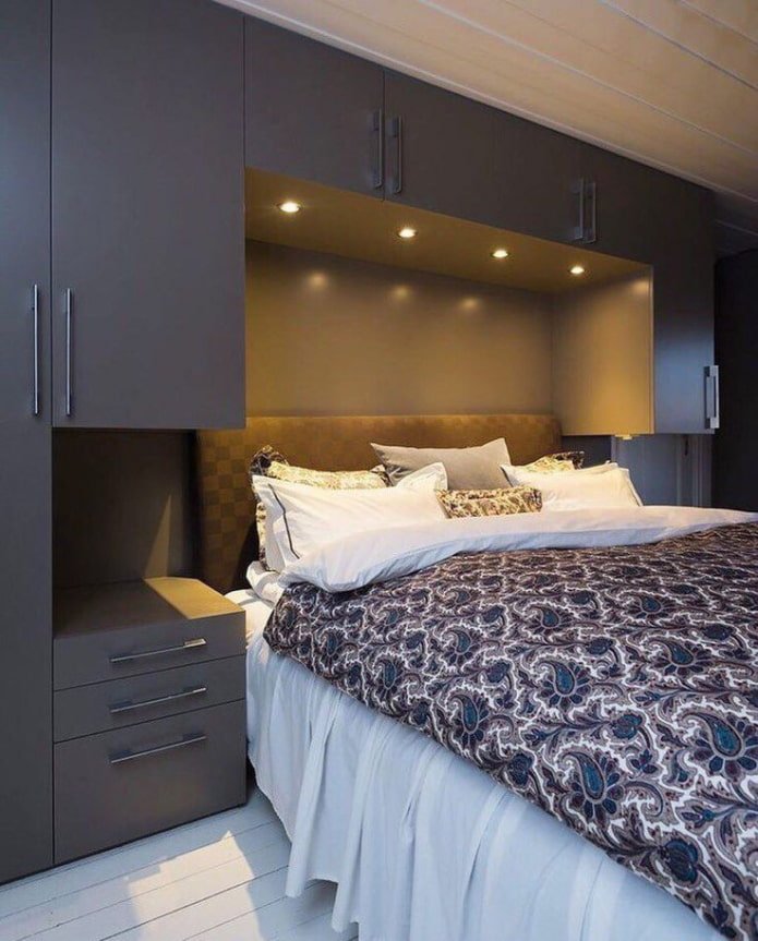 illuminazione in una nicchia con un letto all'interno
