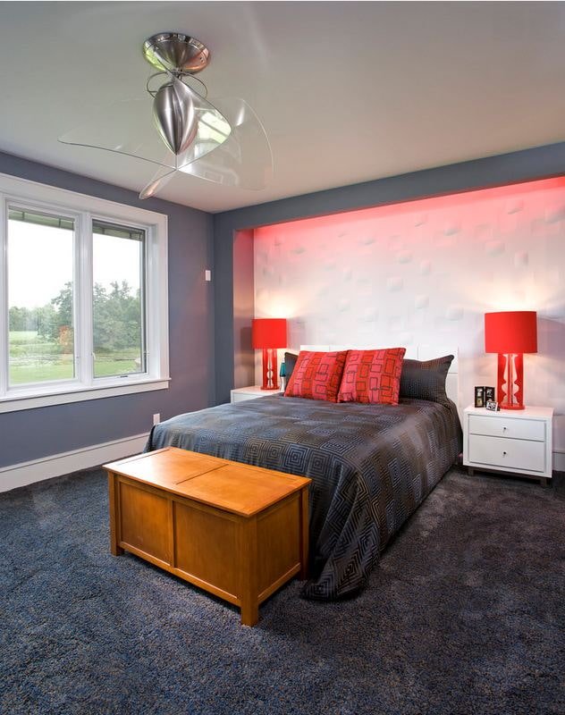 illuminazione in una nicchia con un letto all'interno