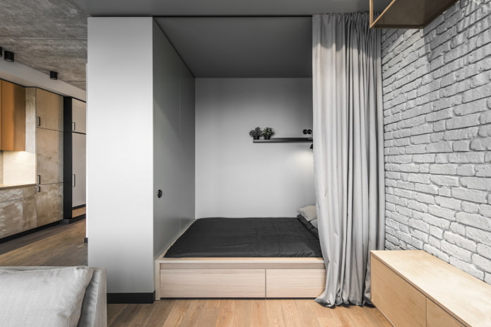 nicchia con letto in un interno in stile loft