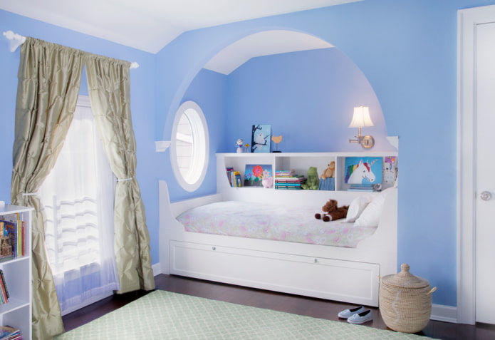 nicchia con un letto all'interno della cameretta dei bambini
