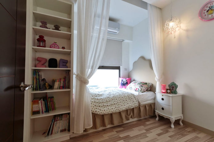 nicchia con un letto all'interno della cameretta dei bambini