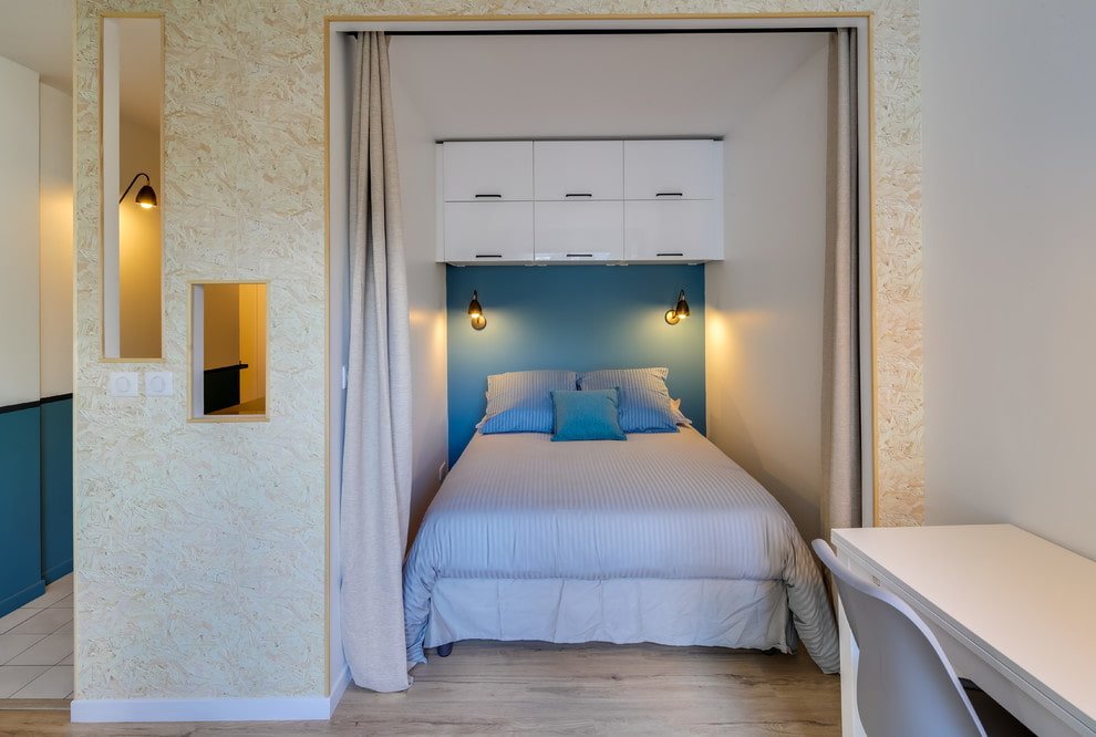 nicchia con un letto all'interno dell'appartamento