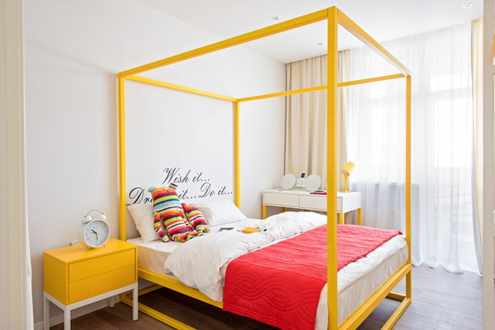 letto giallo nell'interno della camera da letto