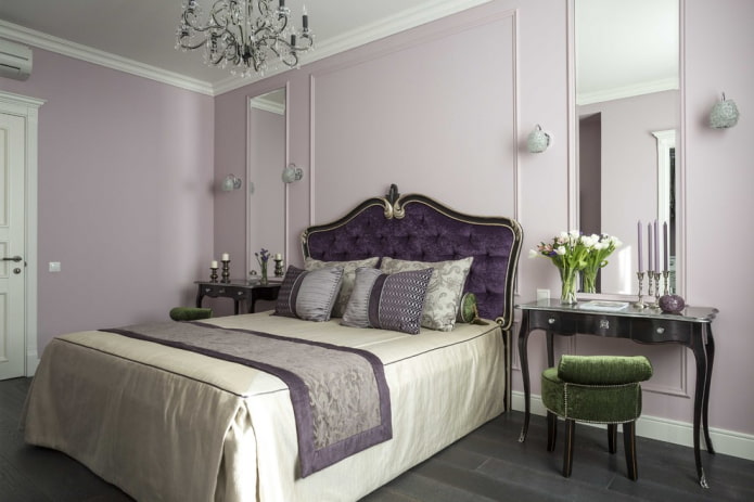 letto viola nell'interno della camera da letto