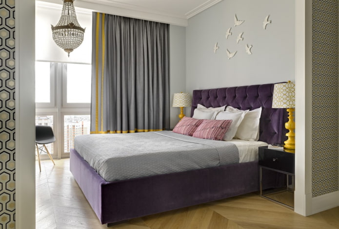 letto viola nell'interno della camera da letto