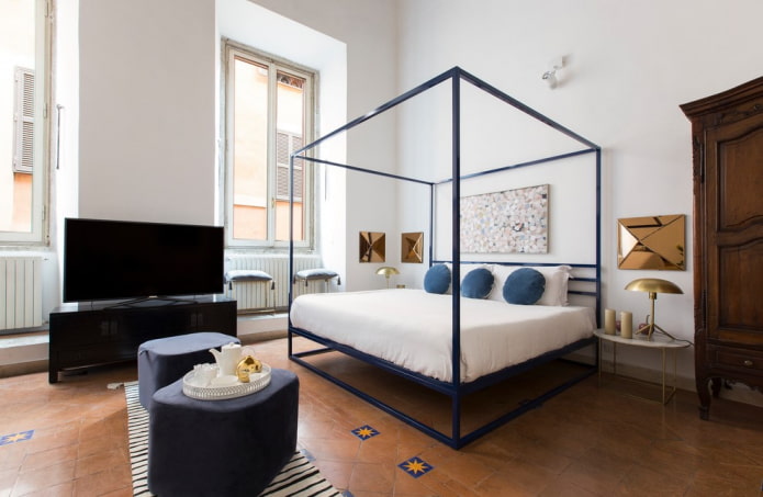 letto blu nell'interno della camera da letto