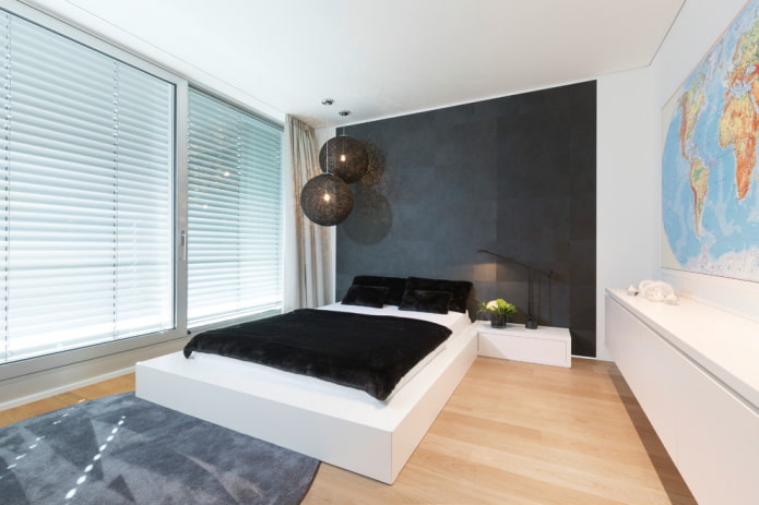 letto bianco nell'interno della camera da letto