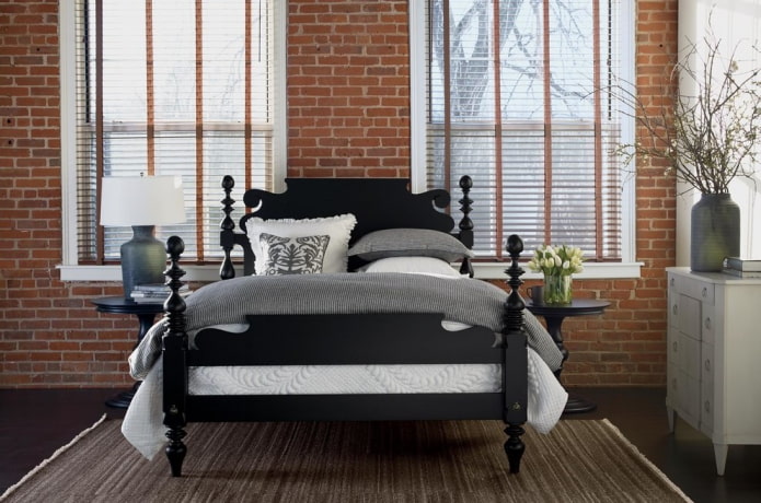 letto nero nell'interno della camera da letto