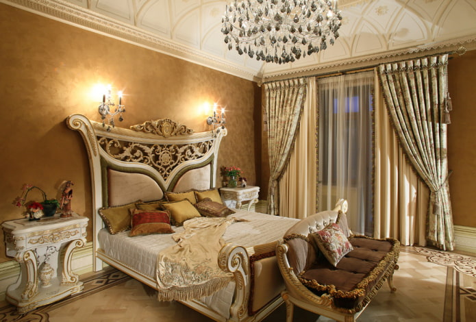 letto in un interno in stile barocco