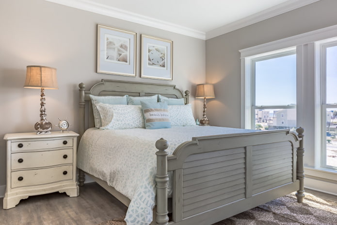 letto in legno grigio all'interno