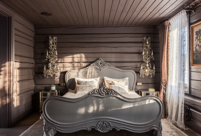 letto in legno con testiere intagliate all'interno
