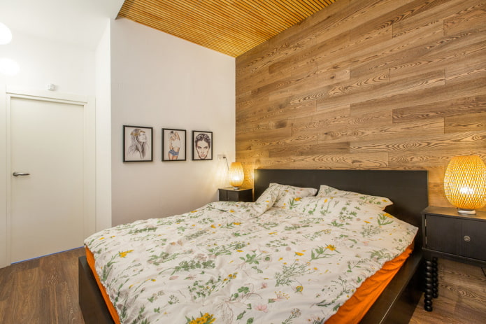 letto in legno nero all'interno