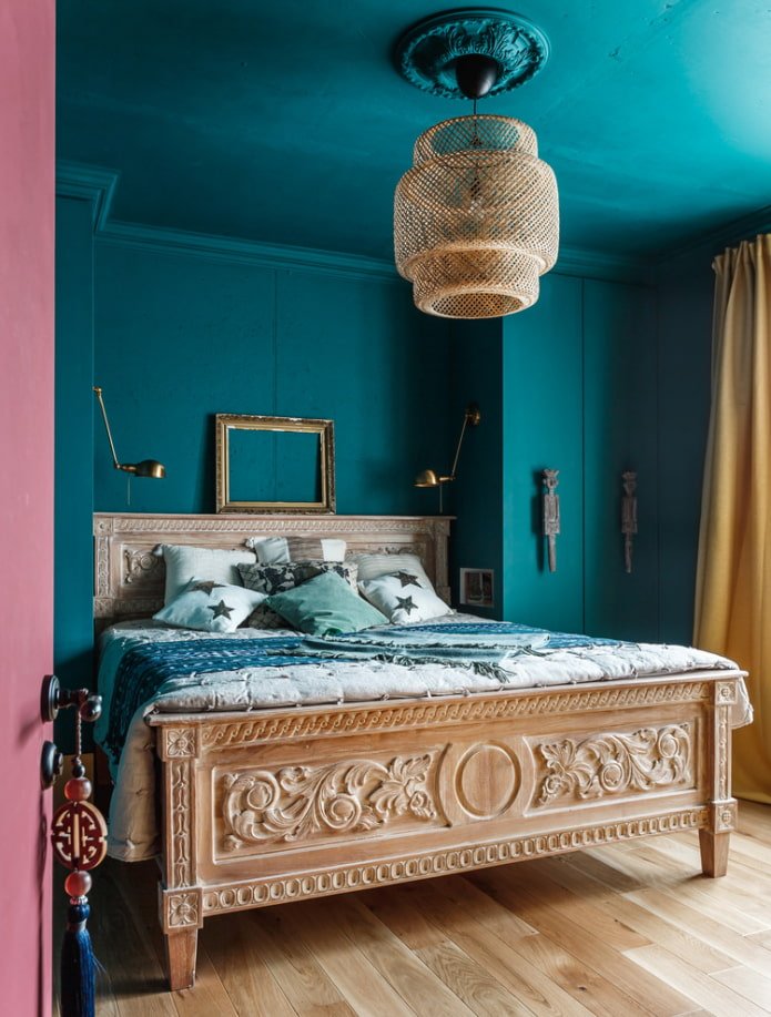 letto in legno con testiere intagliate all'interno