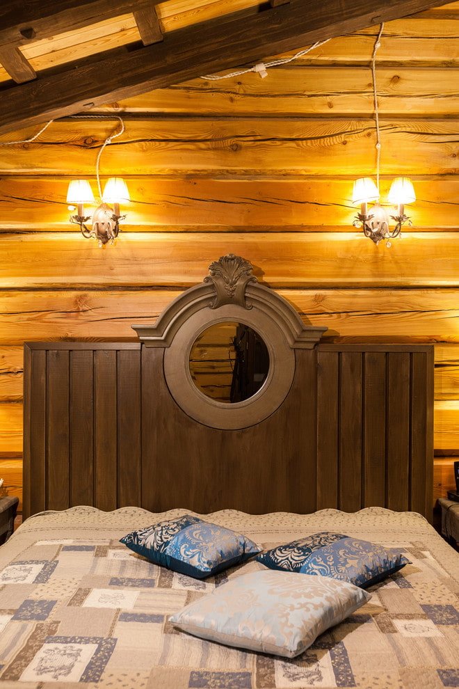 letto in legno con testiere intagliate all'interno