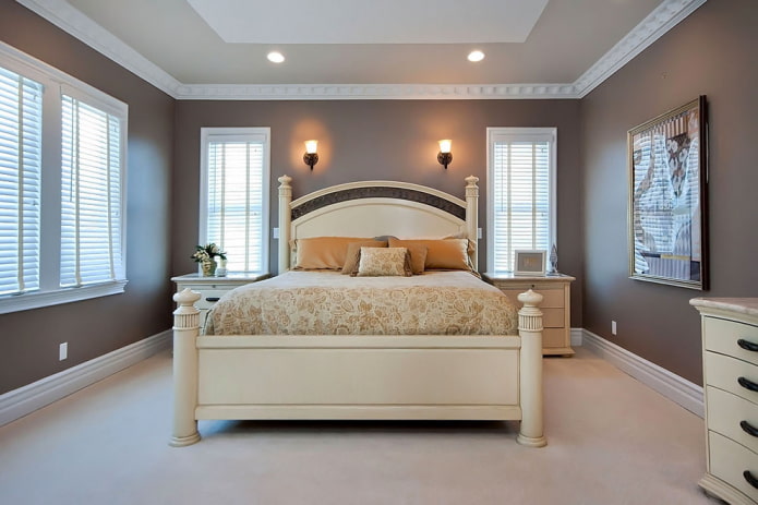 letto in legno beige all'interno