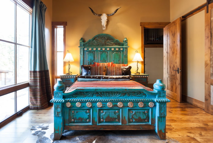 letto antico in legno all'interno