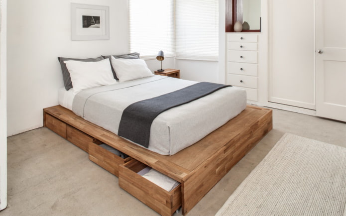letto in legno con cassetti interni