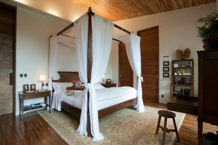 letto in legno con baldacchino all'interno