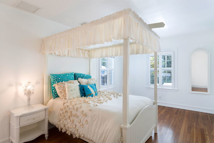 letto in legno bianco all'interno