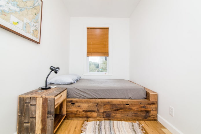 letto in legno spazzolato all'interno