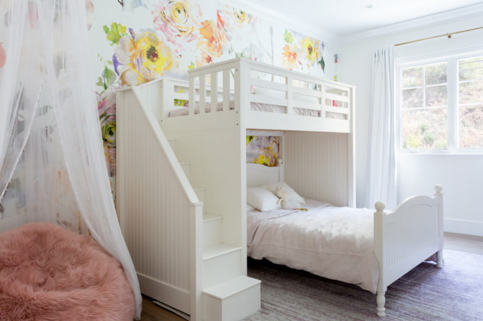 letto in legno nella cameretta di una bambina