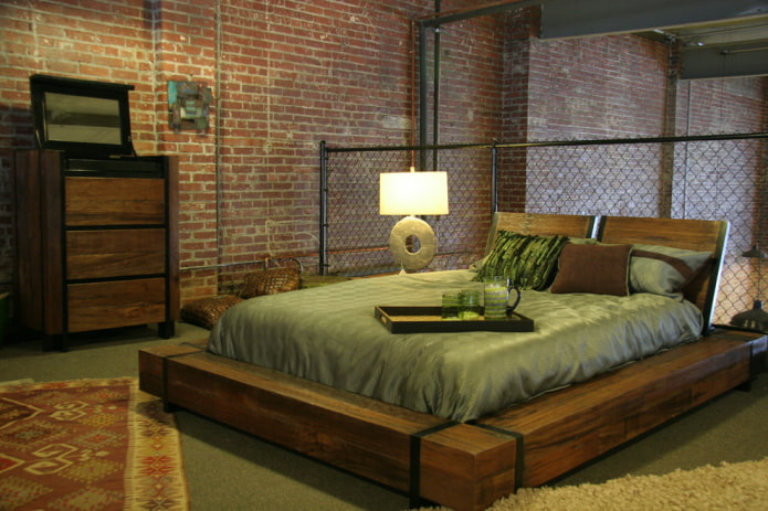 letto in legno in stile loft