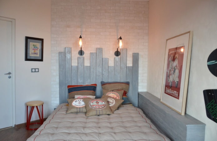 letto in legno in stile loft