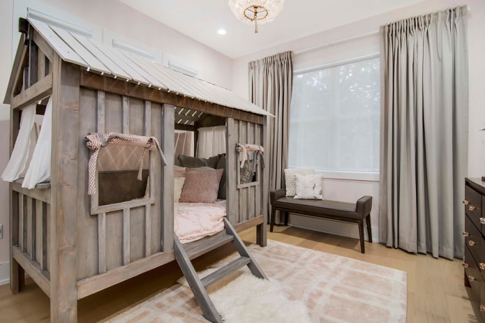 letto a forma di casa in legno all'interno