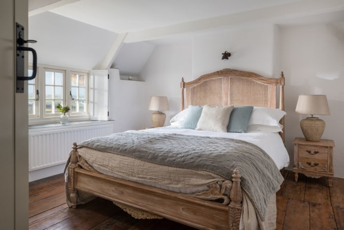 letto antico in legno all'interno