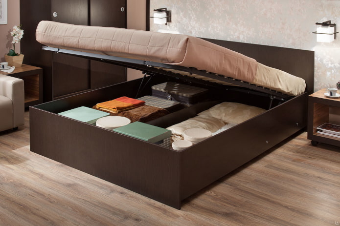 letto in legno con meccanismo di sollevamento