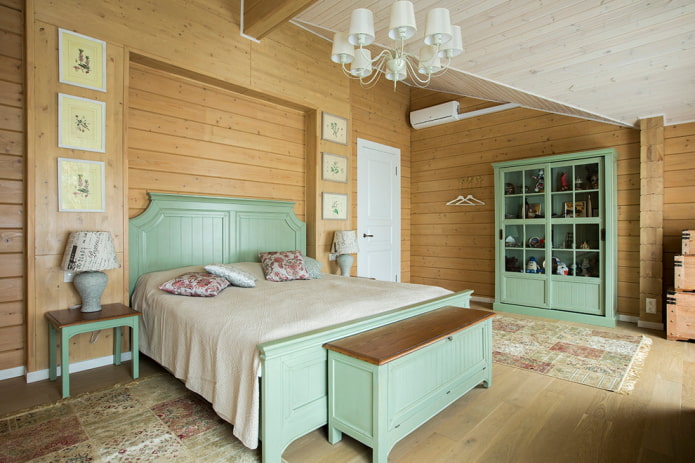 letto in legno in stile provenzale