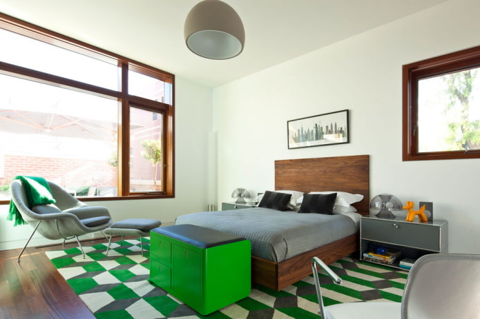 letto matrimoniale in legno all'interno