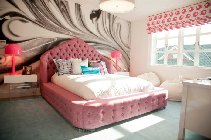 letto con testiera rosa all'interno