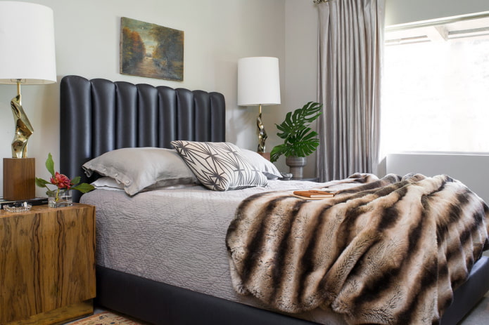 letto con testiera in pelle all'interno