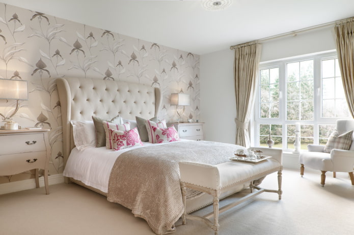 letto con testiera beige all'interno