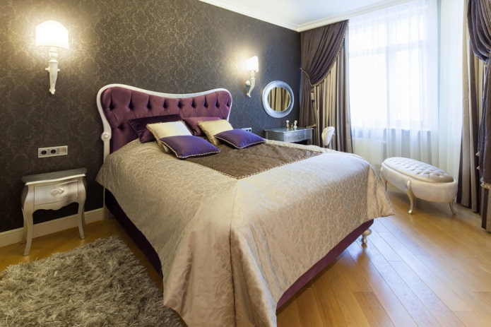 letto con testiera viola all'interno