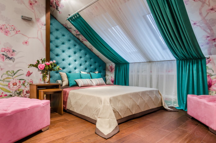 letto con testiera turchese all'interno