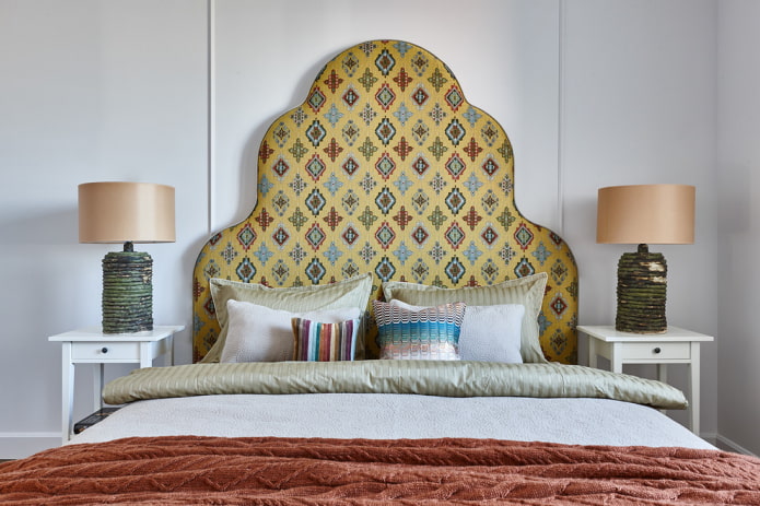 letto con testiera colorata all'interno