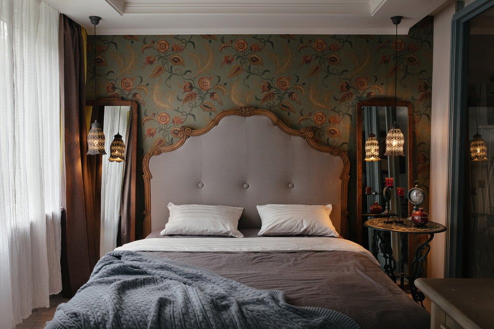 letto in legno con testiera morbida all'interno