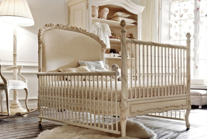 letto per bambini intagliato all'interno