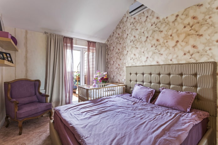 culla per neonati nell'interno della camera da letto