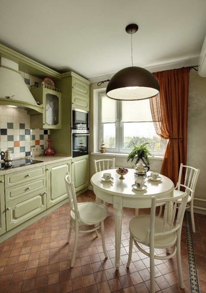 tavolo rotondo bianco all'interno della cucina