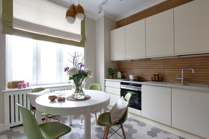 tavolo rotondo bianco all'interno della cucina