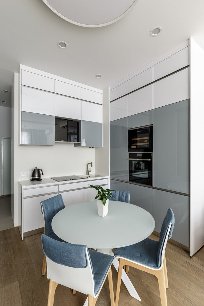 tavolo rotondo bianco all'interno della cucina