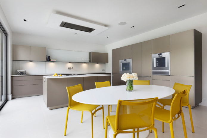 tavolo ovale all'interno della cucina