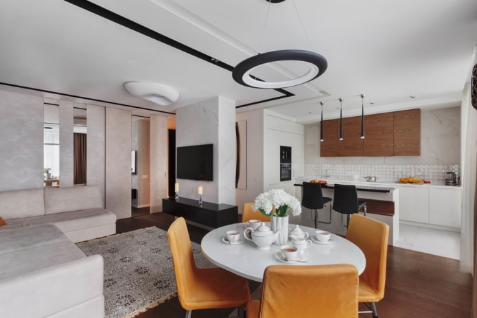 tavolo rotondo all'interno della cucina-soggiorno