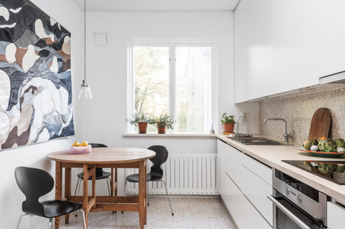 tavolo rotondo marrone nell'interno della cucina