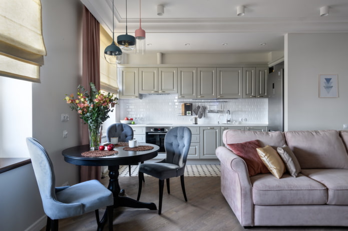 tavolo rotondo all'interno della cucina-soggiorno
