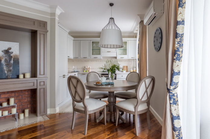 tavolo rotondo grigio nell'interno della cucina