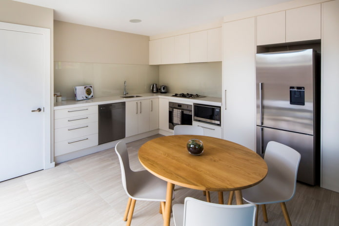 tavolo ovale all'interno della cucina